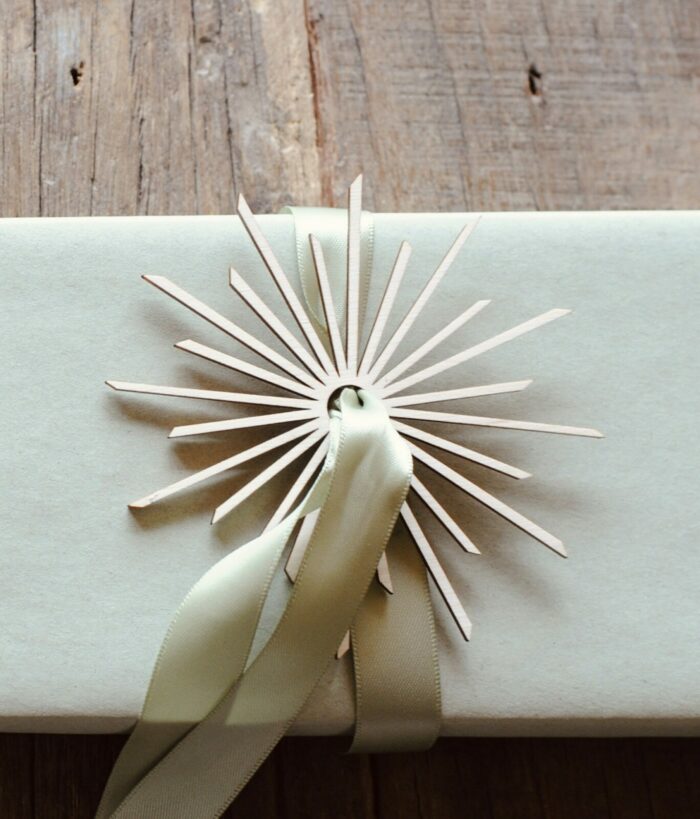 August und Gertrude Weihnachts Sterne Holzsterne Geschenkanhänger – Bild 2