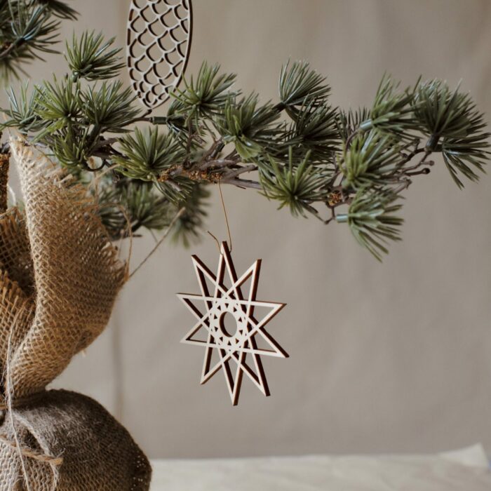 August und Gertrude Winterdekoration Birkensperrholz – Bild 1