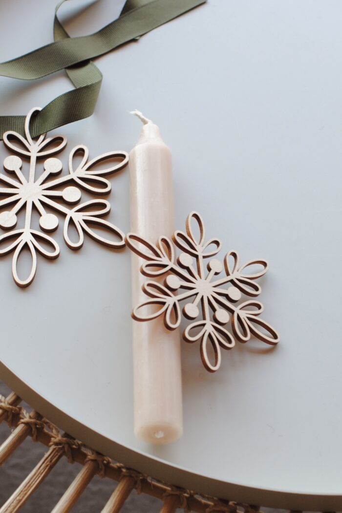 Filigrane Holzsterne als Christbaumschmuck