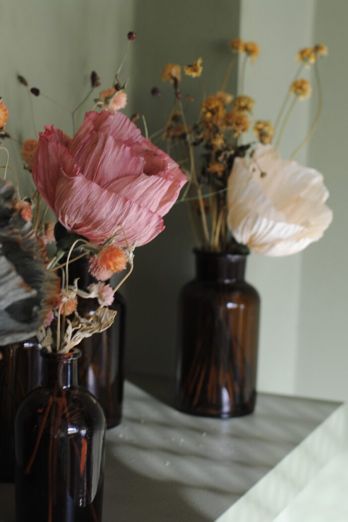 Handgefärbte Krepppapierblumen in Creme, Rose, Olive – Bild 6